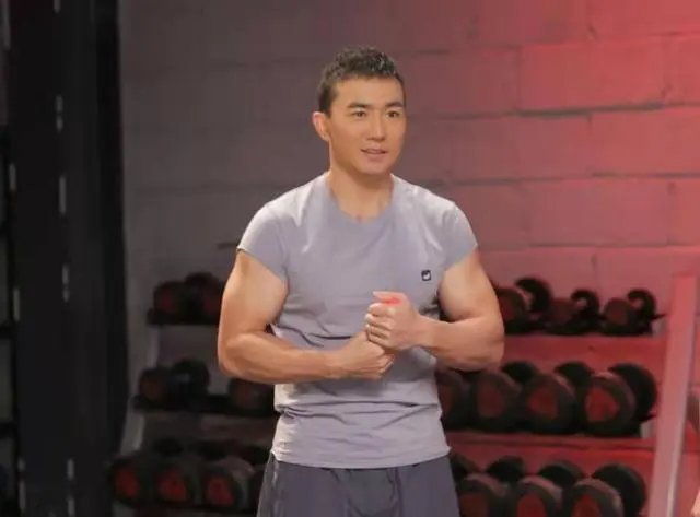 刘畊宏楼下邻居称“不会被吵到”,穿袜子跳操,他的素养有多高?