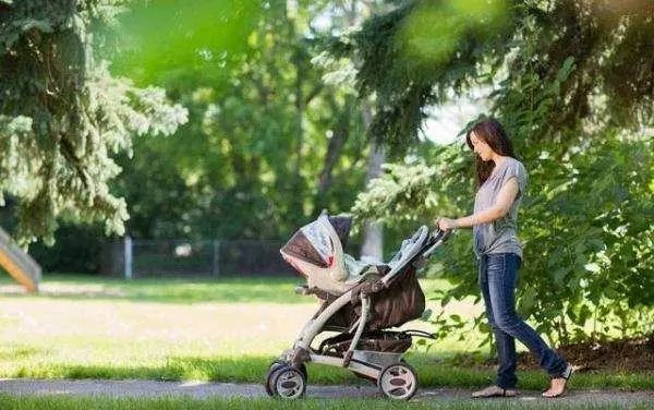 就餐遇邻座当面给孩子换尿布,女子不满!在这件事中究竟是谁的错?