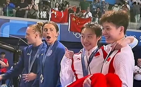 中国姑娘夺金后公主抱搭档，网友：两个小姑娘为国争光！