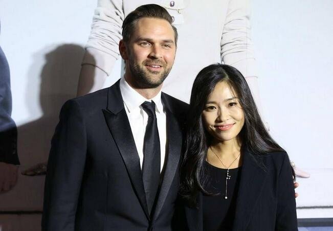 张艺谋37岁女儿近照曝光，为何她的感情备受争议？