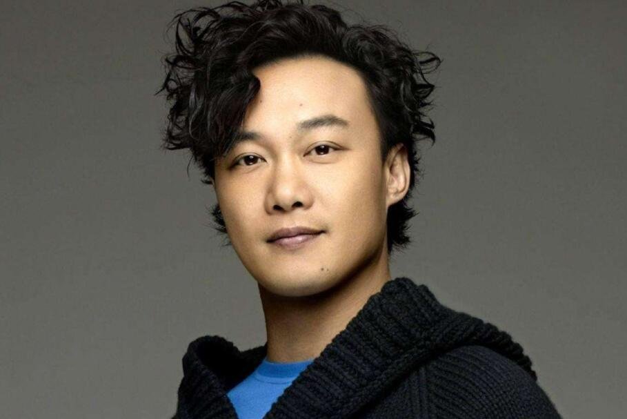 陈奕迅想和易烊千玺组男团,你觉得他的这个想法可行吗?