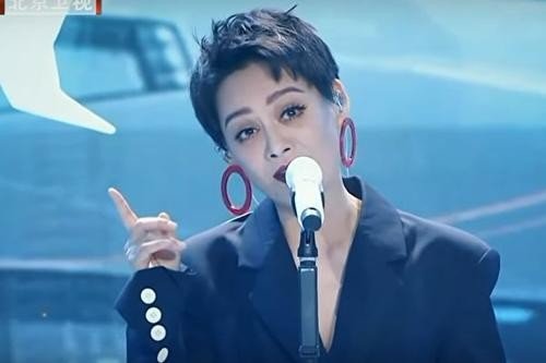 宁静的睫毛上可以放六根棉签,睫毛真的有这么稳定吗?