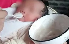婆婆给出生9天的宝宝喂米糊，这位婆婆为何会这么做？