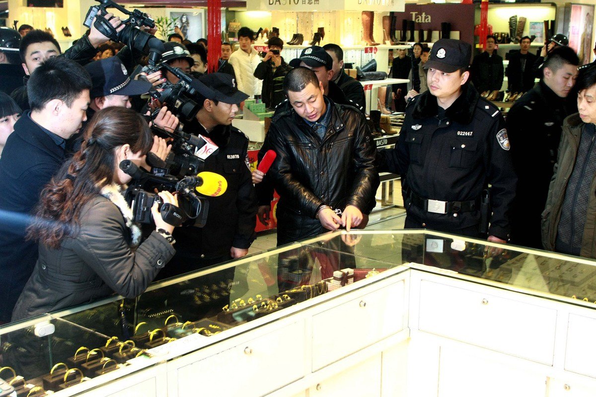 河北门店劫持事件致1死1伤,嫌疑人畏罪自杀,嫌犯的作案动机是什么?