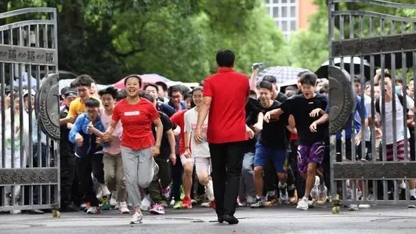 一字马女孩考上中国美学院,为何体育生也能考美院?