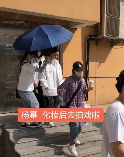 杨幂不满代拍直接翻脸?黑脸把伞扔地上,引起不满被骂“垃圾”