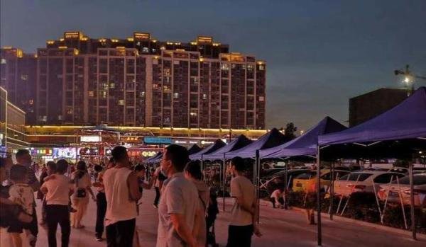 没有烟火气的南京地摊经济,让低收入家庭失望,市民如何买账?