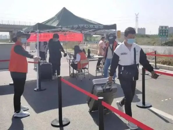 郑州富士康高速路口“抢人”,公司为何会有如此举动?