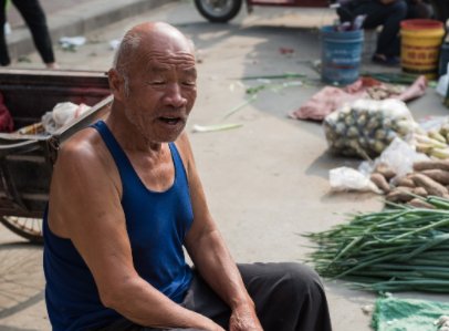 警方通报卖菜老人被泼机油:违法行为人已被行拘,他将会面临什么处罚?