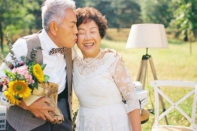 50岁女儿带96岁老爸千里看海,这是一种变相的孝顺吗?