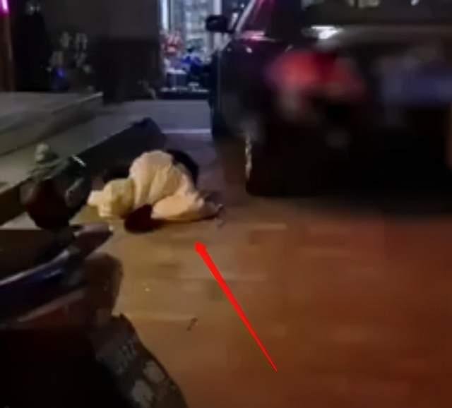 湖北妙龄女子深夜坠楼，男子穿内裤跪地痛哭，这是怎么回事？