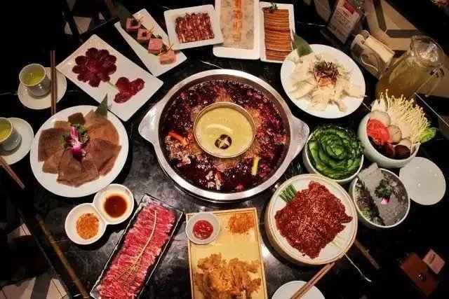 成都解封后凌晨火锅店排400多桌，为何能如此爆满？