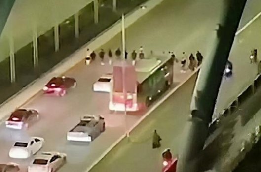 广西十余人大桥上并排压马路导致什么后果？