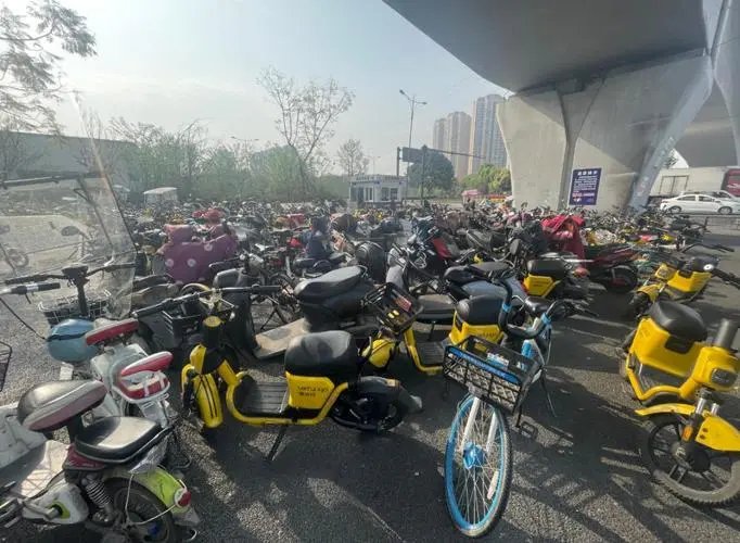 南京一地铁口被大量共享单车堵死,为何会出现这种情况?