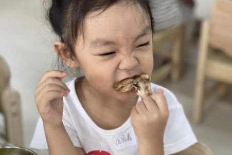 武汉一五星级主厨放弃高薪跳槽到幼儿园陪女儿,中国的家庭教育是怎样的?