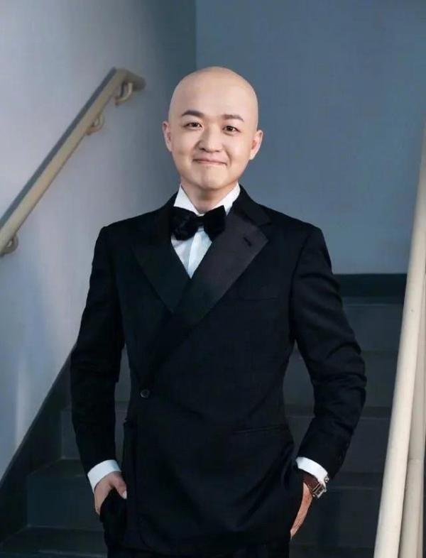吴亦凡凭借一己之力让律师函失去公信力，艺人全改报警，何炅最刚