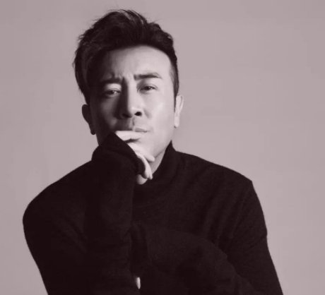 中年大叔之间的友谊,徐峥给于和伟送礼物余额不足,是真不足还是不想送?