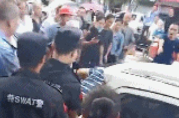 湖南男子校门口连捅4学生,持刀无差别乱砍,无冤无仇为何大开杀戒?