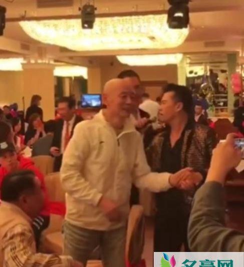 葛优低调出席酒宴 身材消瘦疑似身患重病一般