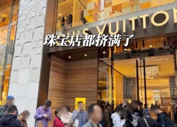 全世界在薅小日本羊毛，巴菲特预估赚700亿