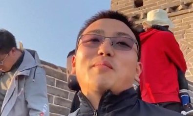 男子爬长城遇客户催单现场加班发货，称急客户所需，年轻人的生活有多不易？