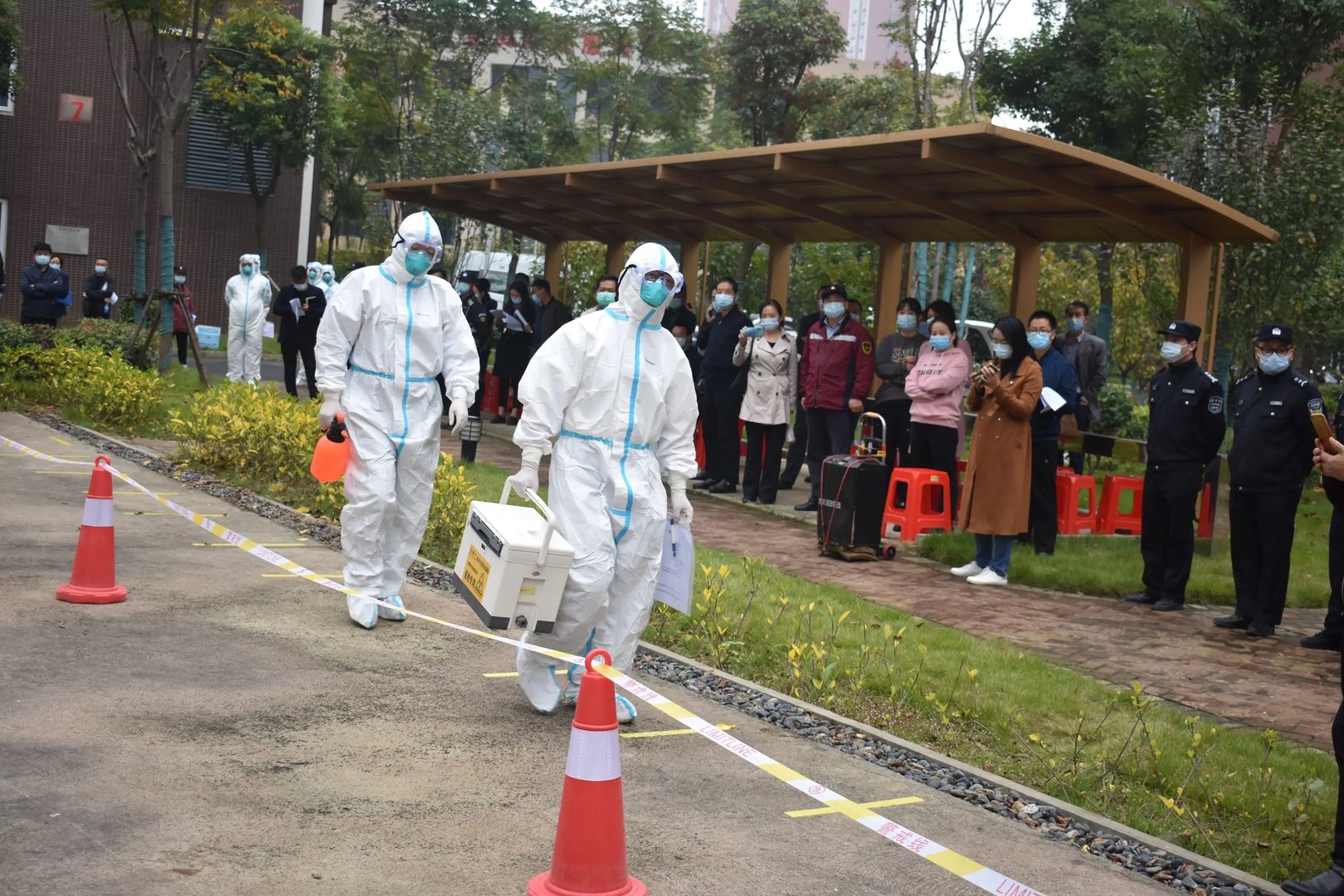 北京11个区域人员开展三轮核酸检测,本轮疫情是否到了严峻的时刻?