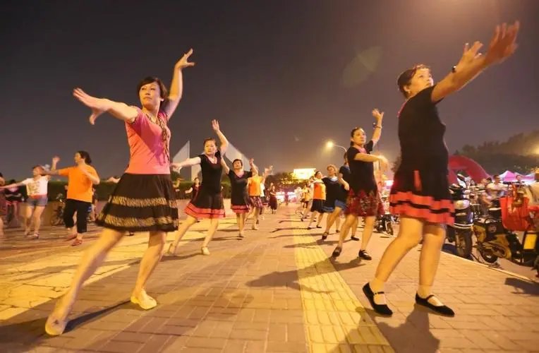 节电专家建议城里人少跳广场舞,跳个广场舞能费多少电?