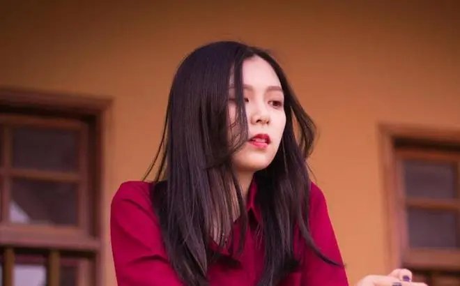 同事都有对象,黑龙江单身女服务员趴桌大哭,如何正确看待单身?