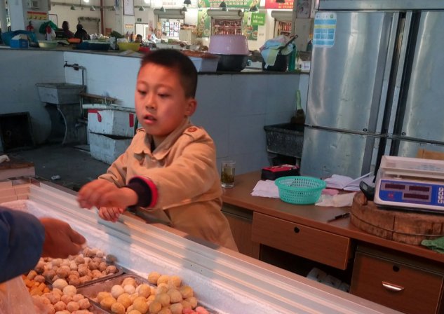辽宁5岁男孩看店1小时卖100多元香肠,小孩子看店是否值得提倡?