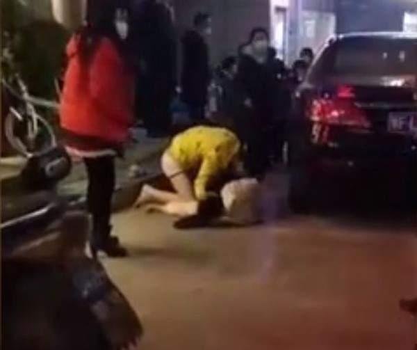 湖北妙龄女子深夜坠楼，男子穿内裤跪地痛哭，这是怎么回事？