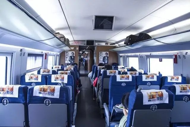 广州一女子坐高铁把娃装进手提袋:比抱方便!会不会有安全风险
