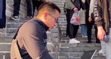 男子爬长城遇客户催单现场加班发货，称急客户所需，年轻人的生活有多不易？