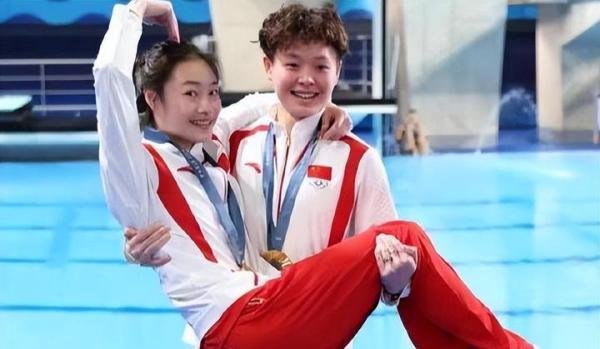 中国姑娘夺金后公主抱搭档，网友：两个小姑娘为国争光！