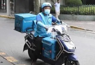 上海配送骑手日收入过万7成为打赏，大家都会对骑手打赏吗？