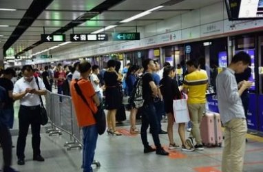 深圳地铁站内有两名男子抽皮带抡头盔互殴,打架斗殴会被如何处罚?