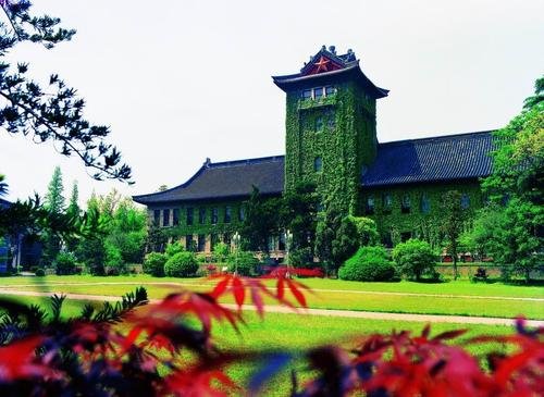 网传大学一贫困生在网上炫富引关注，南京大学对此有何回应？