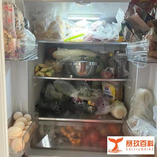 女儿扔掉20斤发霉食物后,彻底激怒父母,网友:全国老人统一行为