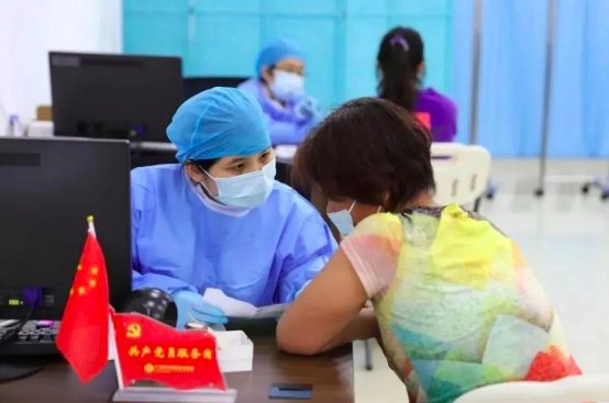 如何看待1小时为60人打疫苗护士手磨出血一事？
