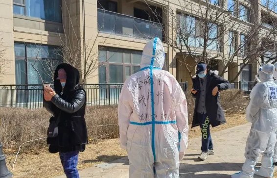 甘肃一男子怕染新冠不愿接妻子，妻子对其有了哪些芥蒂？
