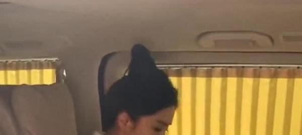 杨幂不满代拍直接翻脸?黑脸把伞扔地上,引起不满被骂“垃圾”