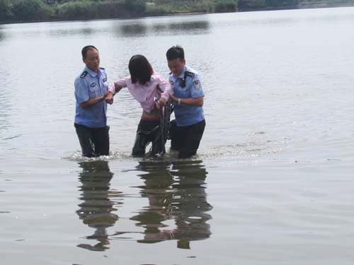济南女孩欲轻生民警急得想揍她,最后这个女孩得救了吗?