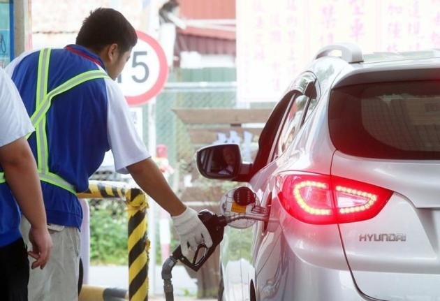 安徽蚌埠一无牌奔驰车加完油后火速发车跑单,造成的损失该工作人员负责吗?