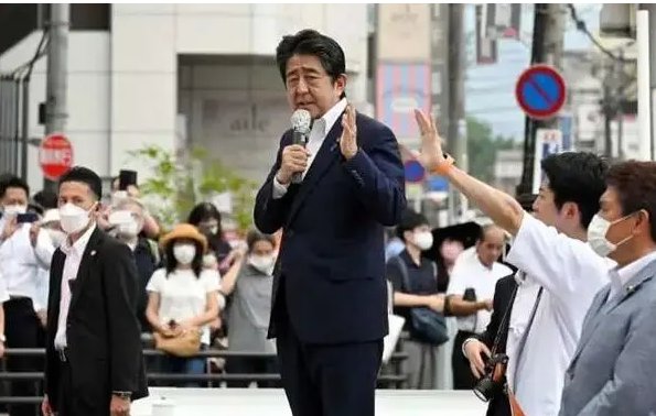 安倍遭枪击身亡,行凶者涉嫌何种罪名?