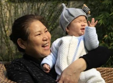 四川雅安一位舅舅抱外甥时不慎摔倒，宝宝现在还好吗？