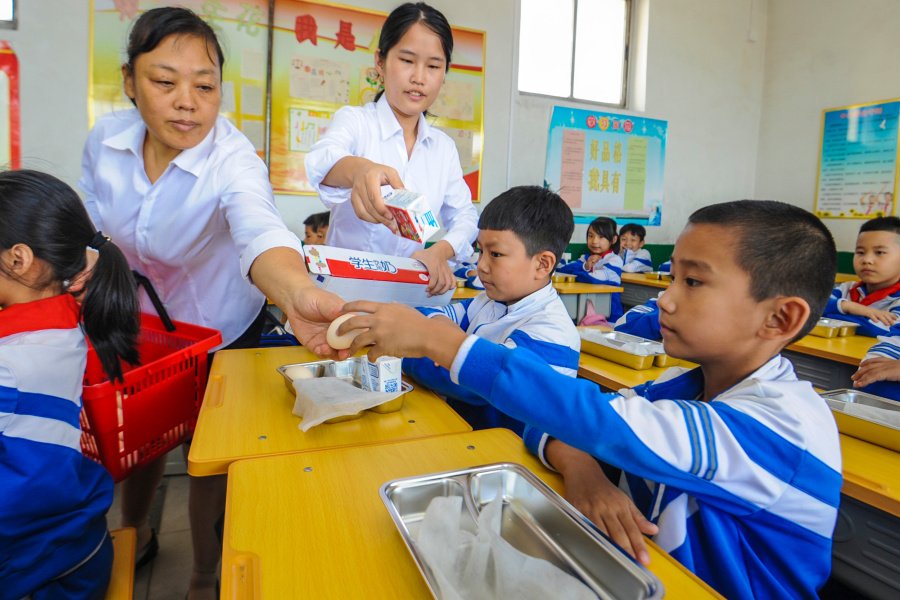 老师偶遇小学生躲厕所吃方便面,当时是如何正确教育学生的?