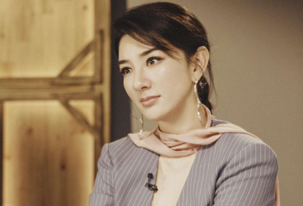 黄奕在节目中挑选唐一菲饰演艾莉,如何看待她的此举?