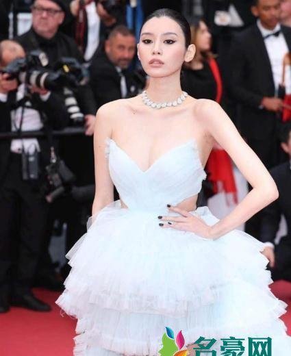 奚梦瑶腰部赘肉 似乎证实了此前怀孕传闻