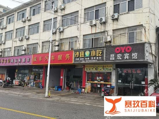 苏州一宾馆大火致6死28伤，有人通过广告牌逃生，有人搭梯救人