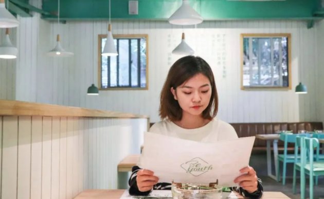 上海女子给餐厅留差评8年后收到店家道歉,如何看待此事?