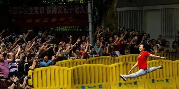一字马女孩考上中国美学院,为何体育生也能考美院?